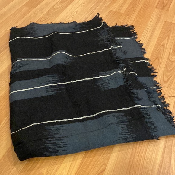 Wilfred Accessories - Artizia’s Wilfred wool blanket scarf, blue-grey and black. 100% wool.
